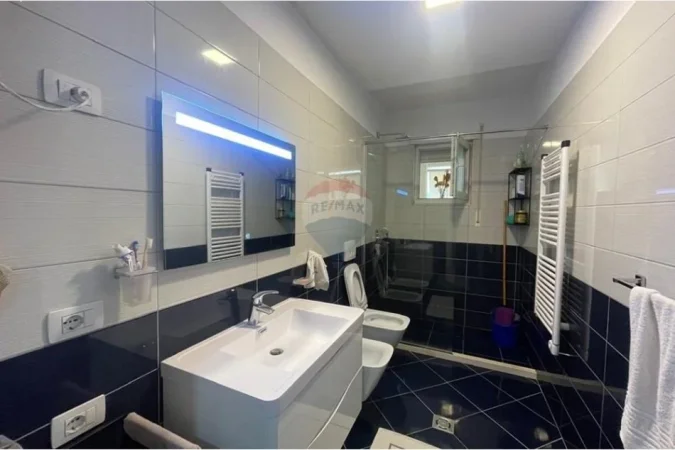 Tirane, shitet apartament 2+1+Ballkon , 100 m² 235.000 € 