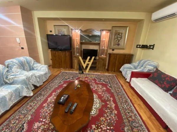 Tirane, jepet me qera apartament 3+1+Ballkon Kati 12, 150 m² 700 € (MATERNITETI I RI)