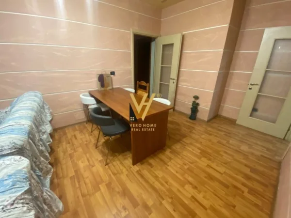 Tirane, jepet me qera apartament 3+1+Ballkon Kati 12, 150 m² 700 € (MATERNITETI I RI)