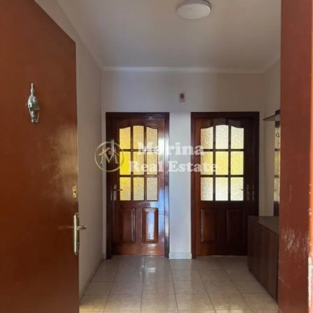 Tirane, jepet me qera apartament 2+1 Kati 1, 100 m² 700 € (21 Dhjetori, Rruga e Kavajes)