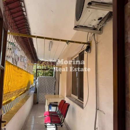 Tirane, jepet me qera apartament 2+1 Kati 1, 100 m² 700 € (21 Dhjetori, Rruga e Kavajes)