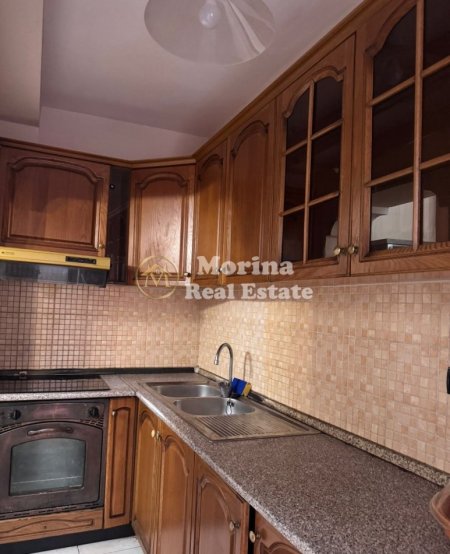 Tirane, jepet me qera apartament 2+1 Kati 1, 100 m² 700 € (21 Dhjetori, Rruga e Kavajes)