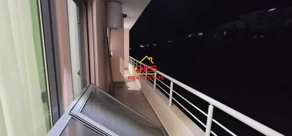 Vlore, jepet me qera apartament 2+1+Ballkon Kati 10, 90 m² 700 € (Rruga Dhimitër Konomi)