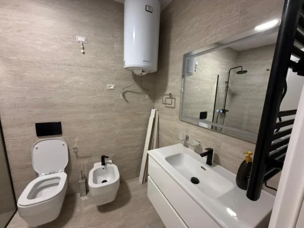 Tirane, jepet me qera apartament 2+1 Kati 10, 128 m² 1.800 € (LAKE VIEW)