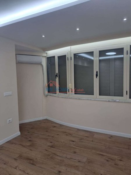 Tirane, jepet me qera zyre Kati 2, 80 m² 1.200 € (Qender)