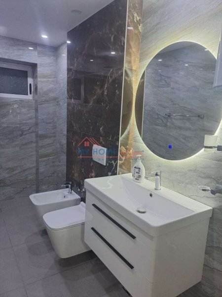 Tirane, jepet me qera zyre Kati 2, 80 m² 1.200 € (Qender)