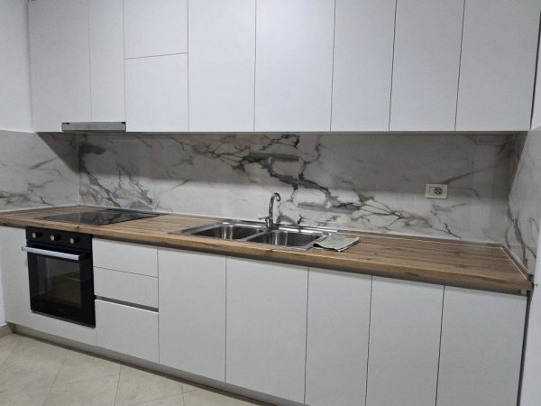 Tirane, jepet me qera apartament 3+1 Kati 3, 147 m² 800 € (DON BOSKO)