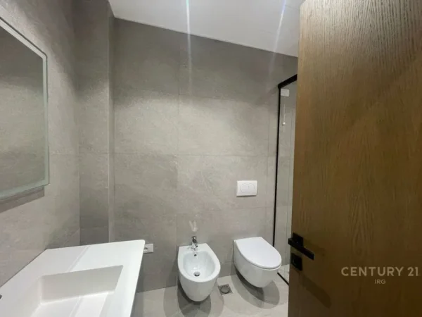 Tirane, jepet me qera apartament 2+1 Kati 8, 130 m² 2.000 € 