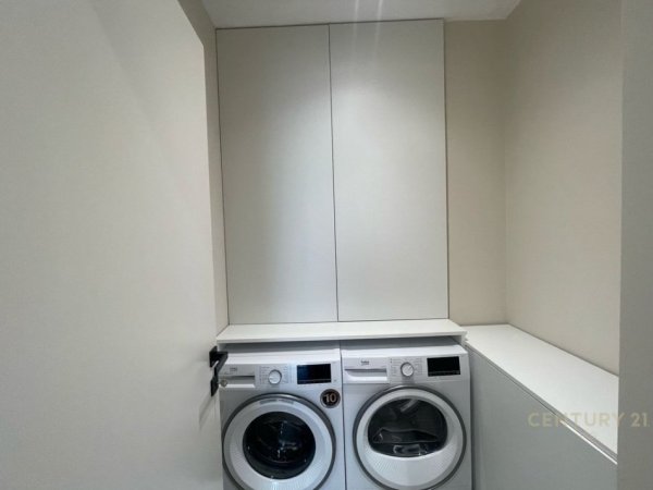 Tirane, jepet me qera apartament 2+1 Kati 8, 130 m² 2.000 € 