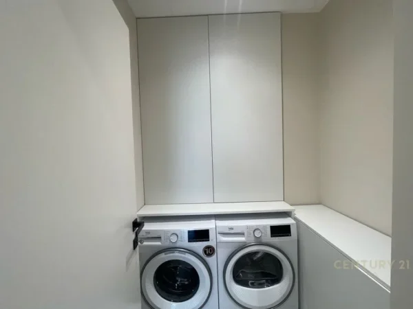 Tirane, jepet me qera apartament 2+1 Kati 8, 130 m² 2.000 € 