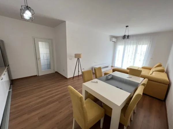 Tirane, jepet me qera apartament 3+1 Kati 8, 120 m² 800 € 