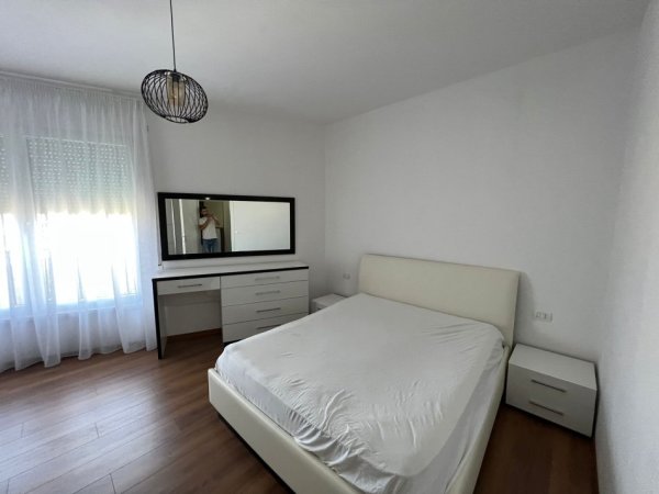 Tirane, jepet me qera apartament 3+1 Kati 8, 120 m² 800 € 