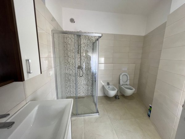 Tirane, jepet me qera apartament 3+1 Kati 8, 120 m² 800 € 