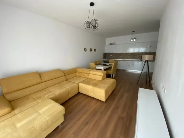 Tirane, jepet me qera apartament 3+1 Kati 8, 120 m² 800 € 
