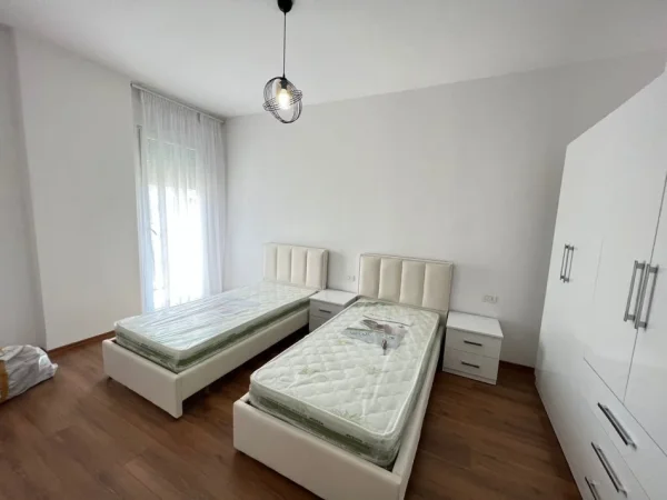 Tirane, jepet me qera apartament 3+1 Kati 8, 120 m² 800 € 