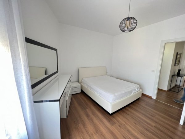 Tirane, jepet me qera apartament 3+1 Kati 8, 120 m² 800 € 