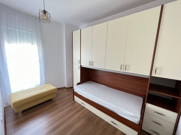Tirane, jepet me qera apartament 3+1 Kati 8, 120 m² 800 € 