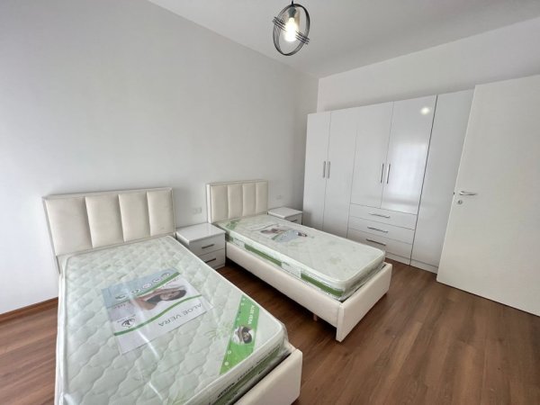 Tirane, jepet me qera apartament 3+1 Kati 8, 120 m² 800 € 