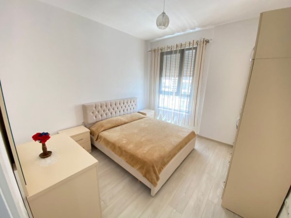 Tirane, jepet me qera apartament 3+1 Kati 5, 100 m² 600 €