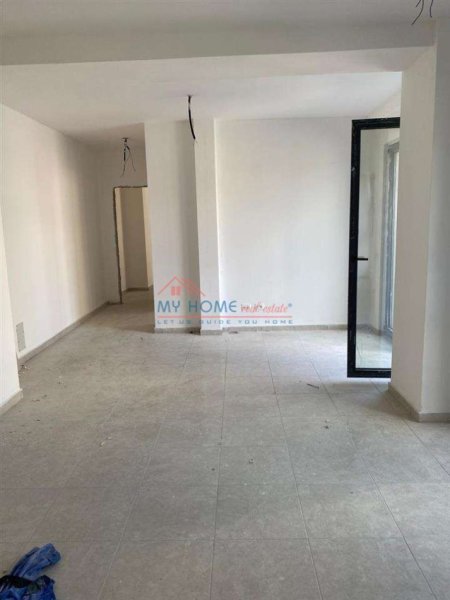 Tirane, jepet me qera zyre Kati 3, 89 m² 800 € (Pazari i Ri)