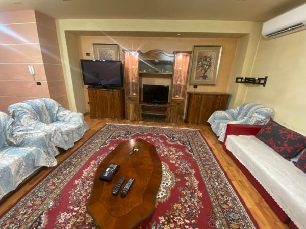 Tirane, jepet me qera apartament 3+1+Ballkon Kati 12, 141 m² 700 € 