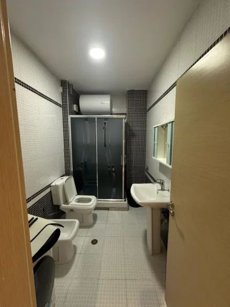 Tirane, jepet me qera apartament 2+1+Ballkon Kati 5, 81 m² 700 € //agjensi