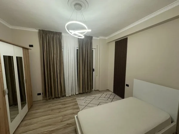 Tirane, jepet me qera apartament 2+1+Ballkon Kati 5, 81 m² 700 € //agjensi