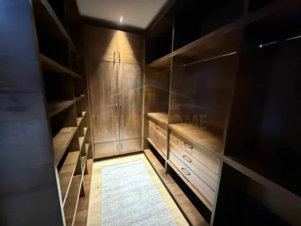 Tirane, jepet me qera apartament 3+1 Kati 2, 197 m² 2.500 € 