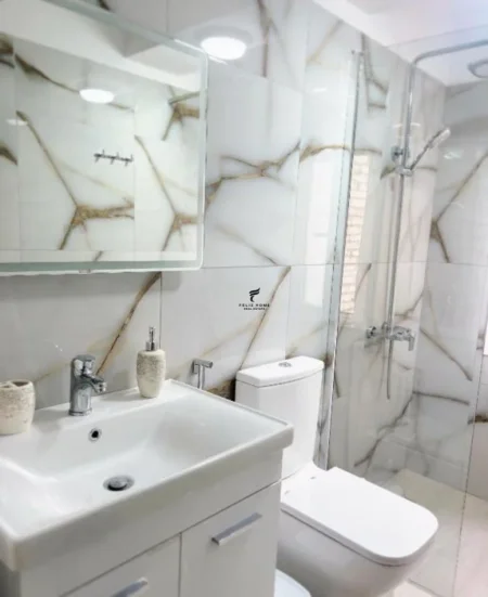 Tirane, jepet me qera apartament 1+1 Kati 2, 80 m² 650 € (BLLOKU AMBASADAVE)