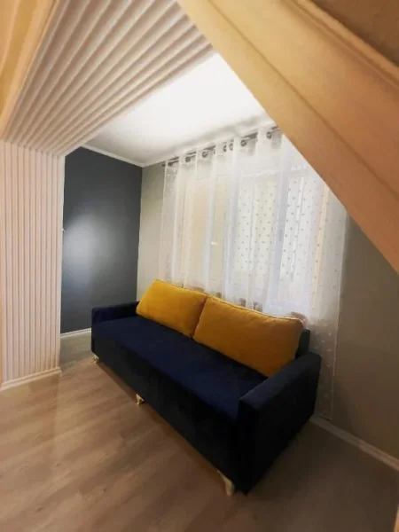 Tirane, jepet me qera apartament 1+1+Ballkon Kati 2, 65 m² 650 € (RRUGA E KAVAJES)