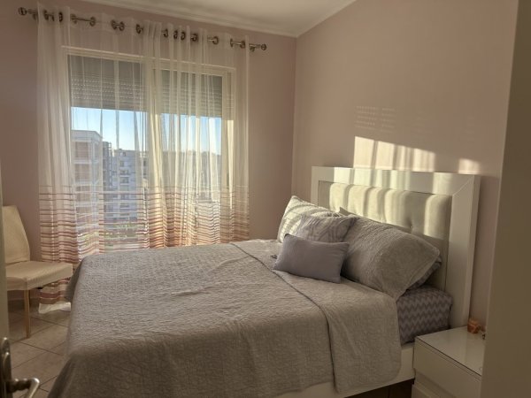 Tirane, jepet me qera apartament 1+1+Ballkon Kati 8, 65 m² 450 € (Rruga Loni Ligori, Prane Rrethit Astir)