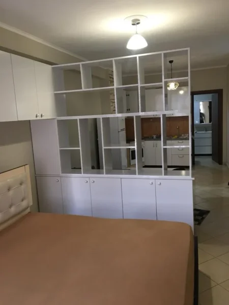 Tirane, jepet me qera garsonier Kati 6, 350 € (astir)