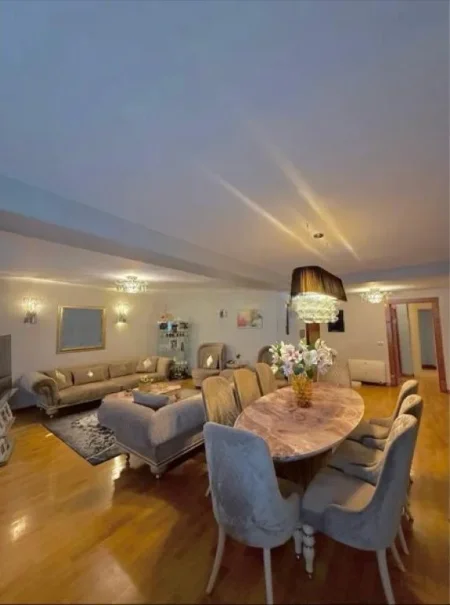 Tirane, shitet apartament 4+1 Kati 5, 220 m² 600.000 € (BULEVARDI ZOGU 1)