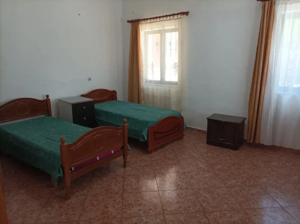 Tirane, shtepi private 2+1, e mobiluar, me oborr per parking, me gjelberim,