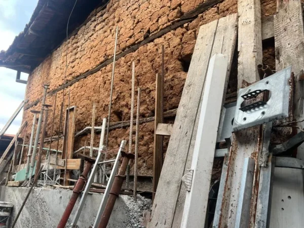 Tirane, shtepi private 2+1, e mobiluar, me oborr per parking, me gjelberim,