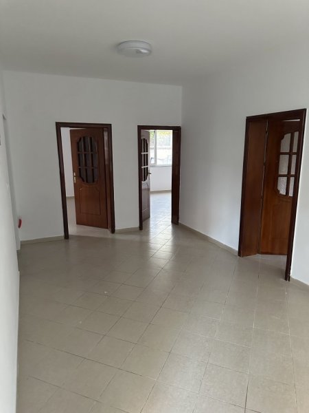 Tirane, jepet me qera apartament 3+1+Ballkon Kati 1, 110 m² 400 € (5 MAJI)
