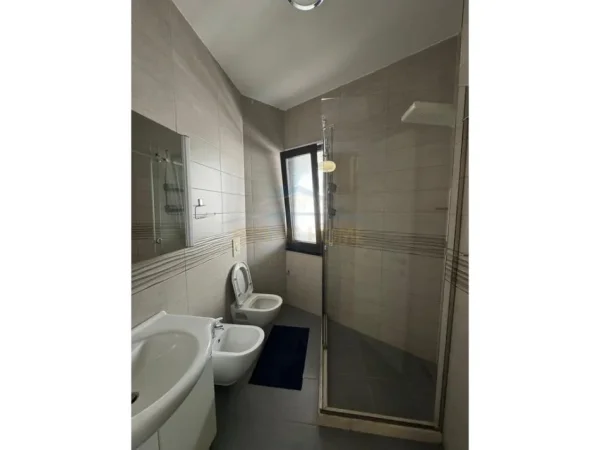 Tirane, jepet me qera apartament 2+1+Ballkon , 120 m² 800 € (Pazari i ri)