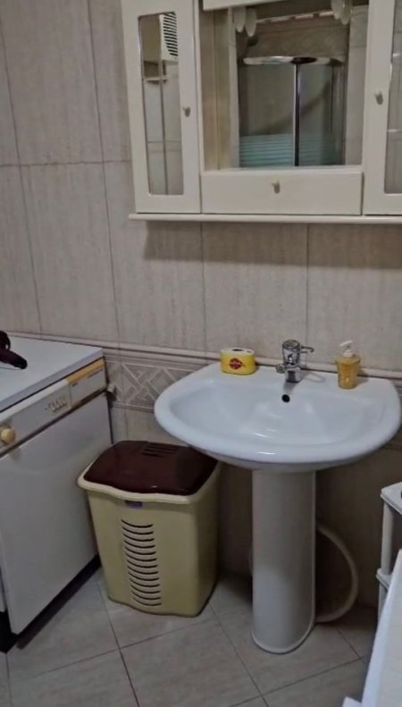 Tirane, jap me qera apartament 2+1+Ballkon Kati 7, 112 m² 740 € (Zogu i Zi)