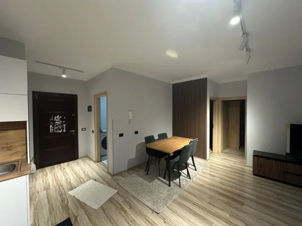 Tirane, jepet me qera apartament 2+1+Ballkon Kati 5, 95 m² 700 € (KOPSHTI BOTANIK)