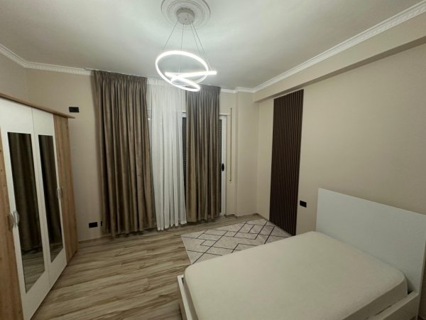 Tirane, jepet me qera apartament 2+1+Ballkon Kati 5, 95 m² 700 € (KOPSHTI BOTANIK)