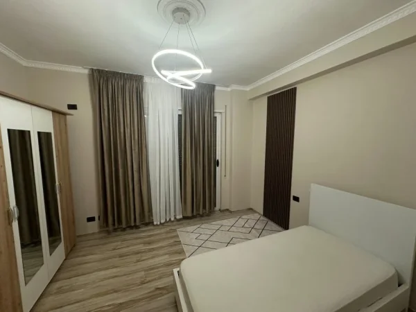 Tirane, jepet me qera apartament 2+1+Ballkon Kati 5, 95 m² 700 € (KOPSHTI BOTANIK)