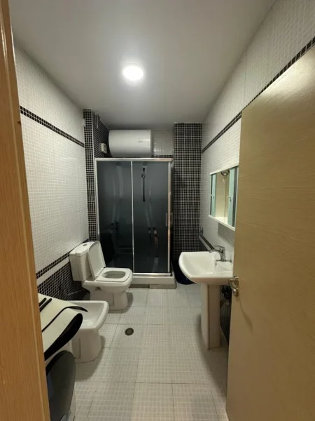 Tirane, jepet me qera apartament 2+1+Ballkon Kati 5, 95 m² 700 € (KOPSHTI BOTANIK)