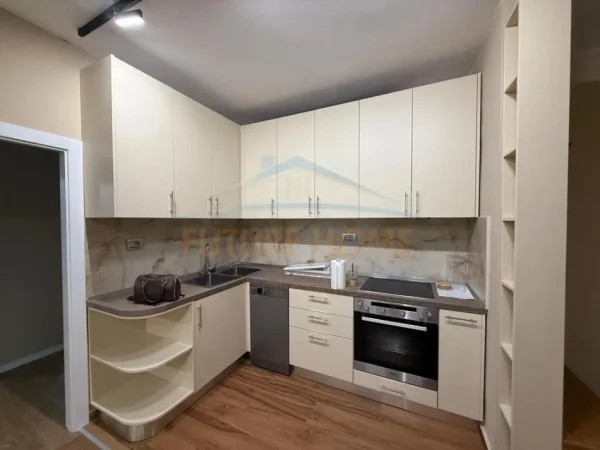Tirane, jepet me qera apartament 2+1+Ballkon , 110 m² 800 € (Komuna e Parisit)