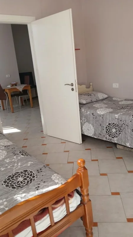 Tirane, jepet me qera apartament 2+1 Kati 2, 400 € 
