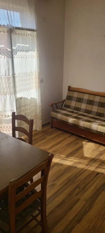Tirane, jepet me qera apartament 1+1 Kati 2, 310 € 
