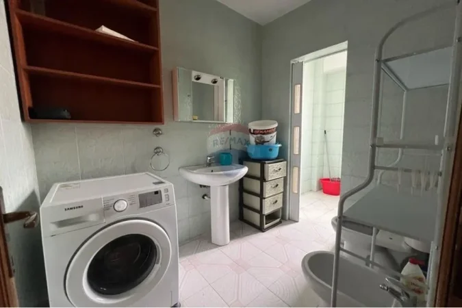 Tirane, shitet apartament 2+1+Ballkon , 82 m² 130.000 € 