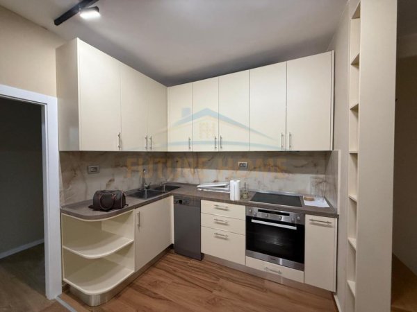 Tirane, jepet me qera apartament 2+1+Ballkon Kati 3, 110 m² 800 € (Komuna e Parisit)