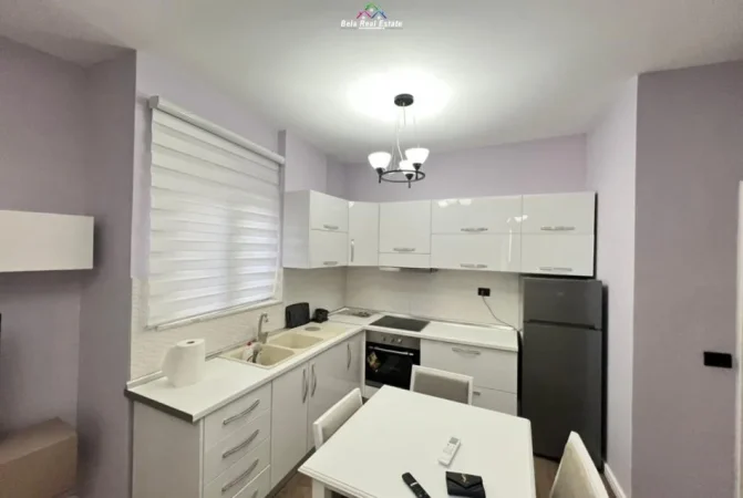 Tirane, jepet me qera apartament 1+1 Kati 1, 76 m² 600 € (prane Hotel Radisoni)