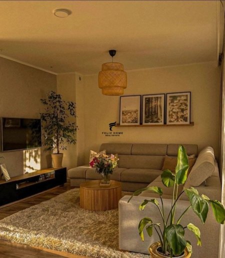 Tirane, jepet me qera apartament 2+1 Kati 10, 100 m² 500 € (KOMUNA E PARISIT)