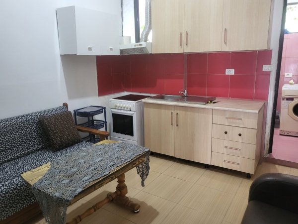 Tirane, jepet me qera apartament 1+1 Kati 1, 55 m² 250 € (Rruga Muhamed Deliu Fresku)
